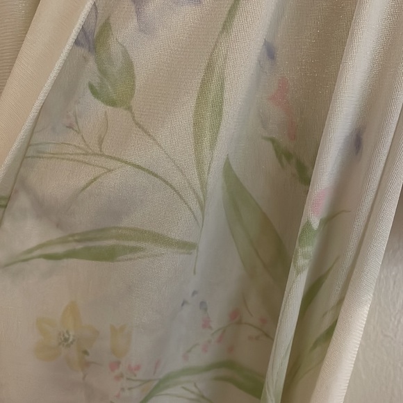 Beautiful off white silky style long robe floral print - Picture 5 of 8